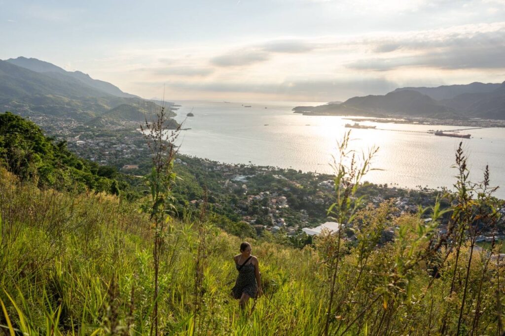 Brasilien beste Reisezeit: Aussicht über die Bucht bei einer Wanderung auf Ilhabela