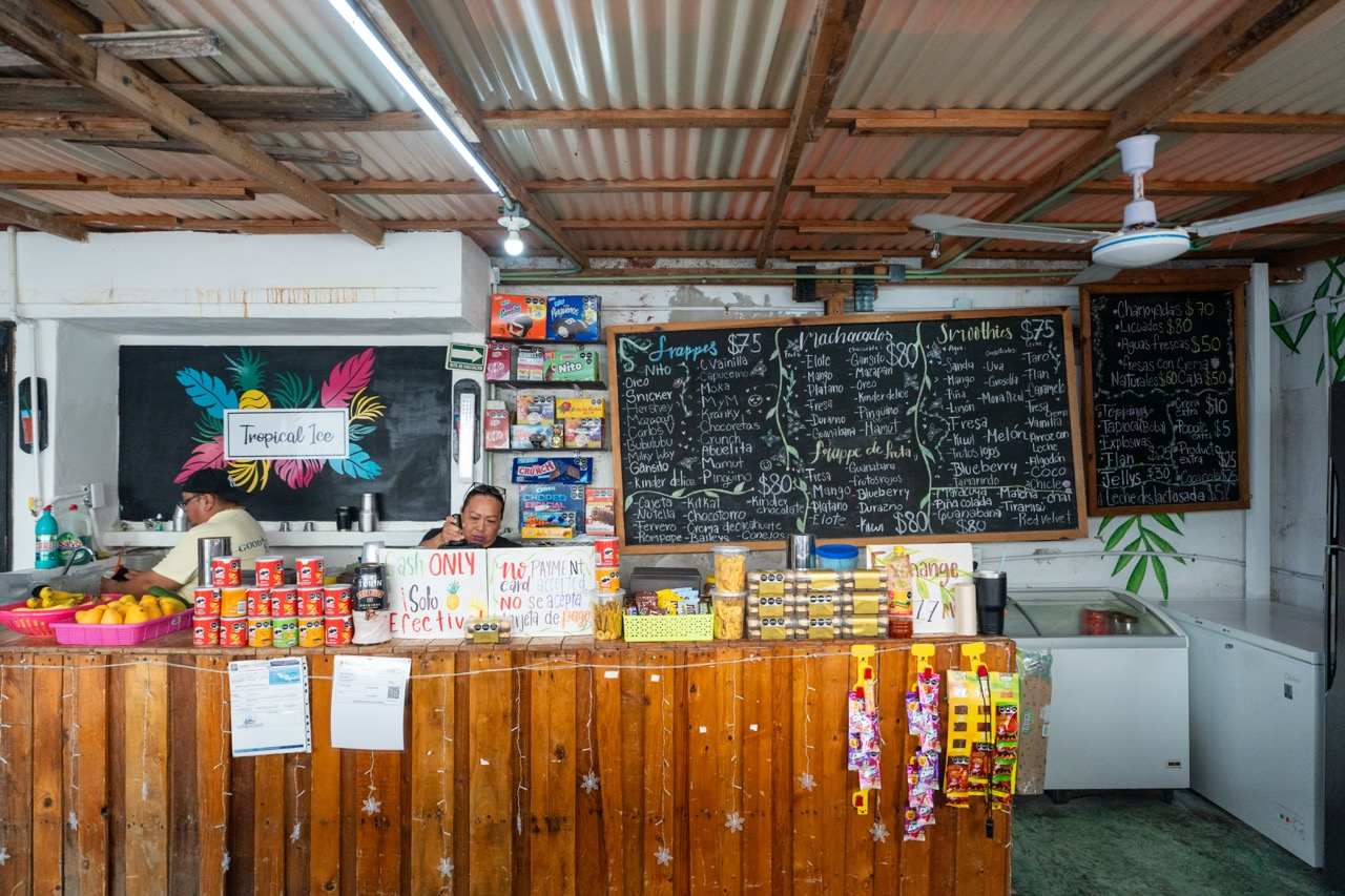 Innenraum der Saftbar Tropical Ice auf Isla Mujeres mit Tafelmenues