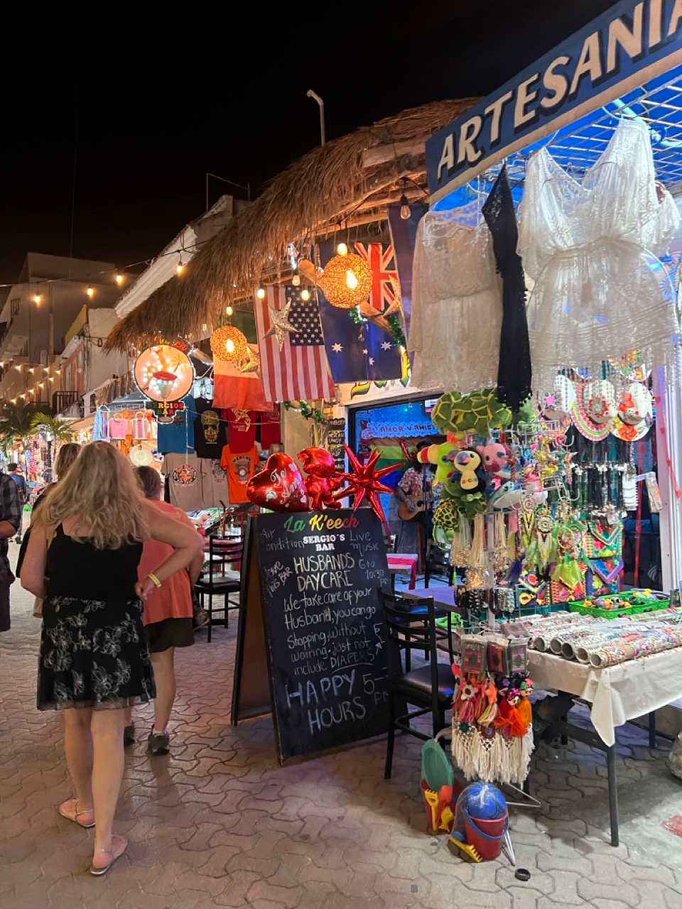 Abendlicher Souvenir- und Kunsthandwerksmarkt in den Gassen von Isla Mujeres