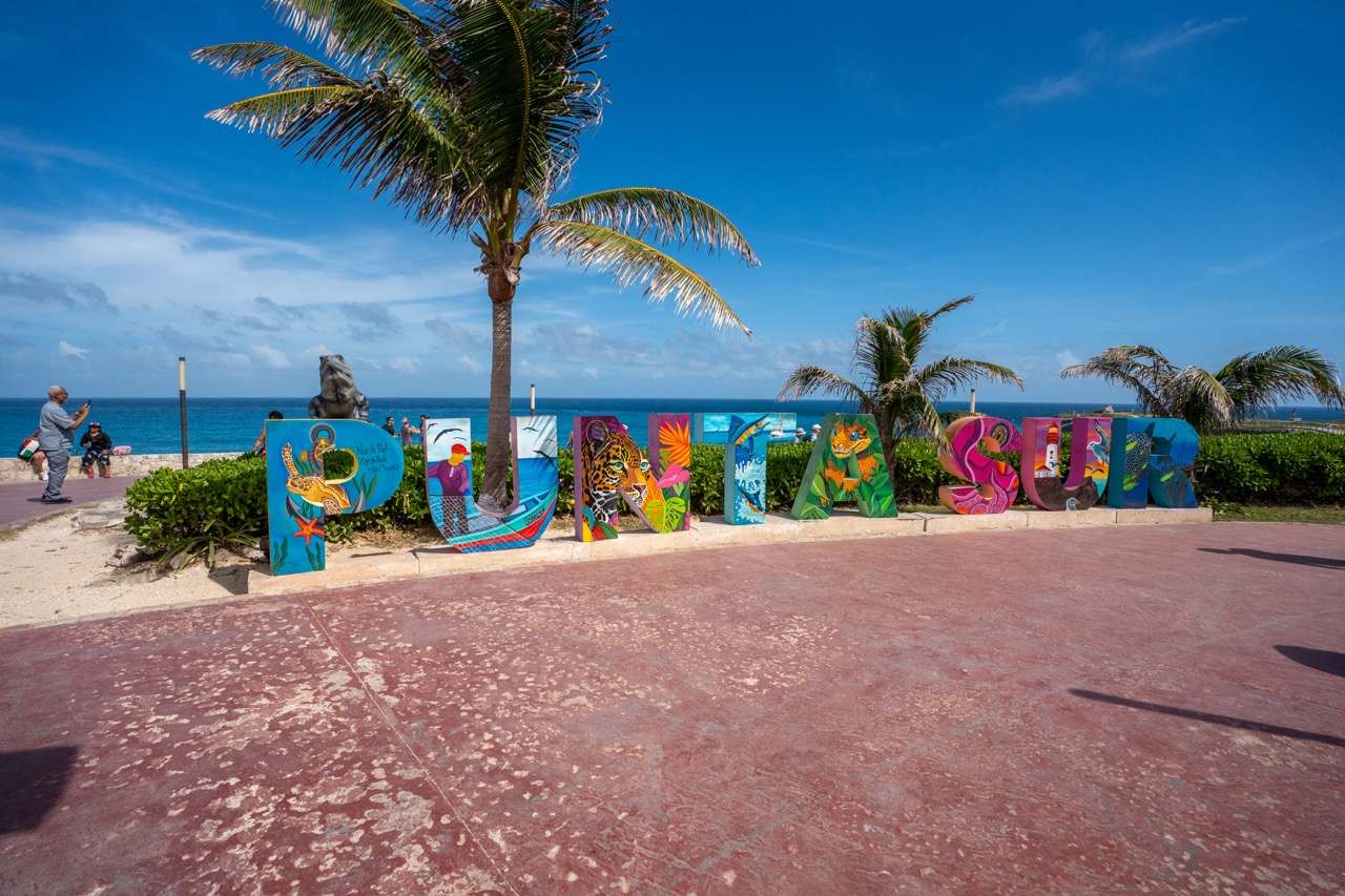 Bunter Punta-Sur-Schriftzug auf Isla Mujeres vor dem Karibikmeer