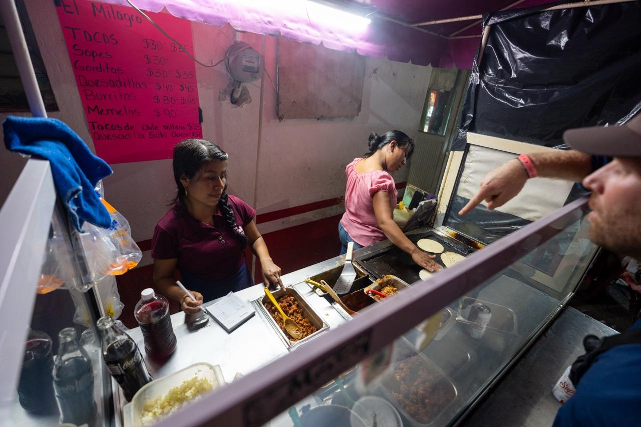 Taco-Stand El Milagro auf Isla Mujeres bei Nacht mit Koechinnen am Grill