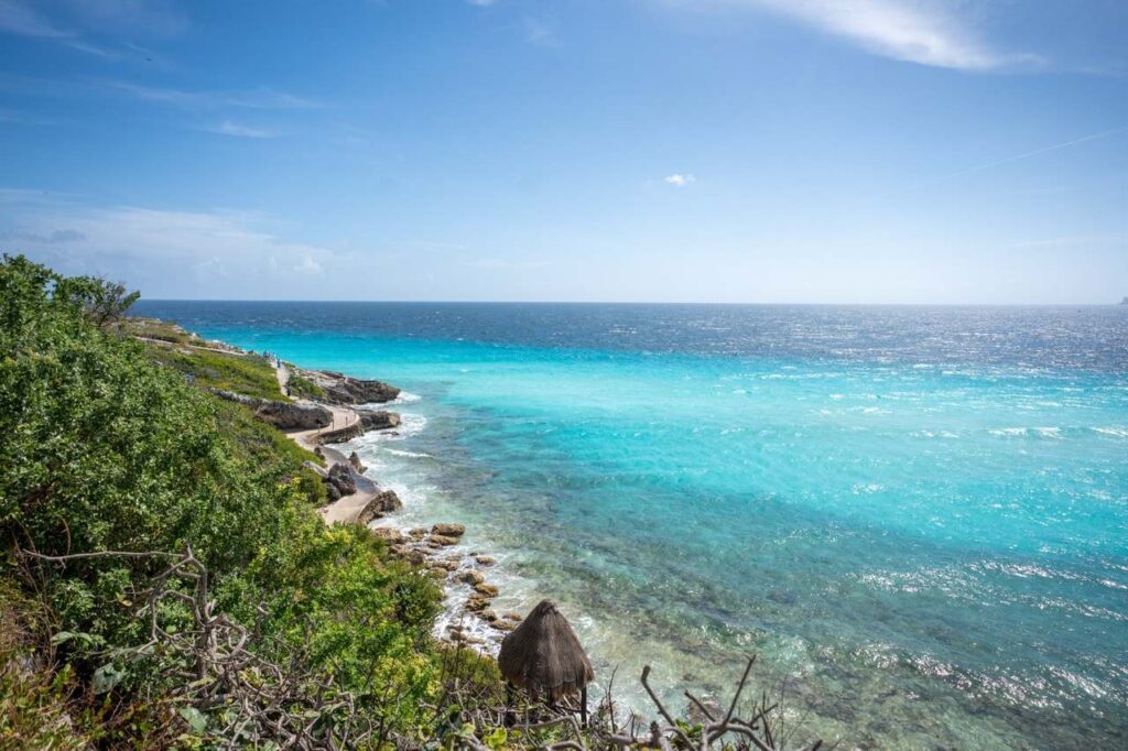 Tuerkises Karibikwasser an der Felskueste von Isla Mujeres