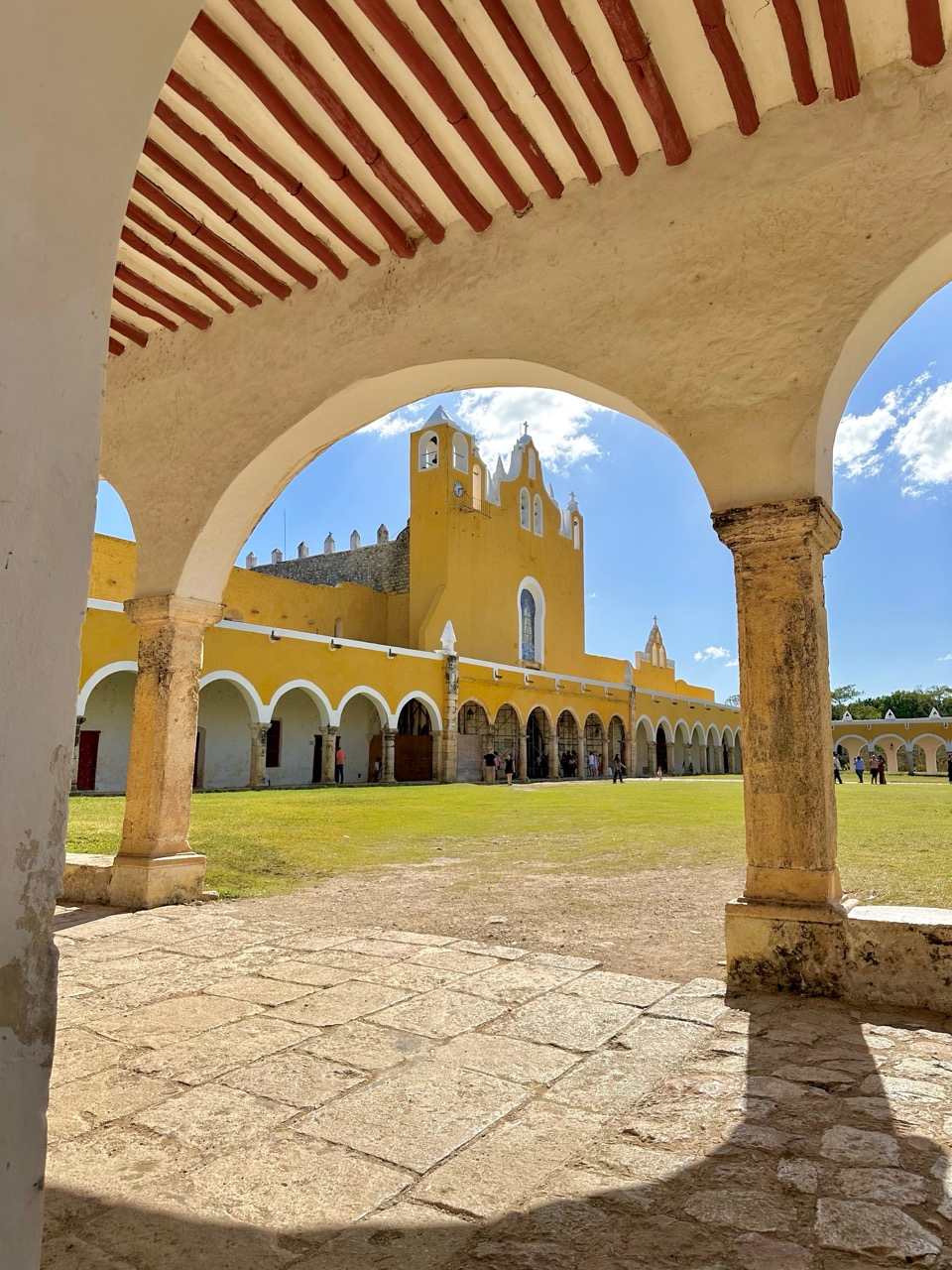 Gelbes Franziskanerkloster von Izamal durch einen Bogengang gesehen
