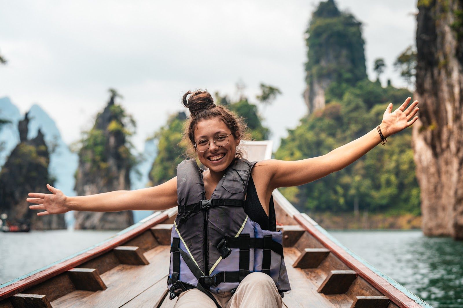 Kalksteinfelsen über dem grünen Cheow-Lan-See im Khao Sok Nationalpark