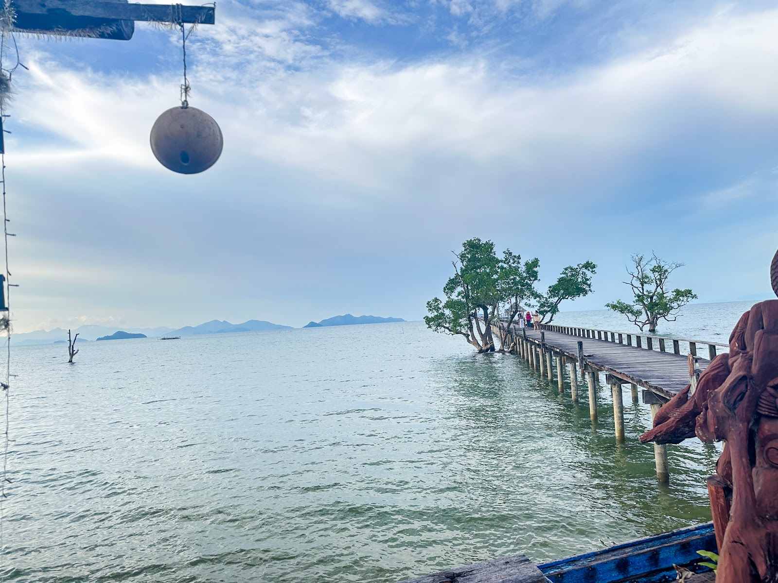 Langer Holzsteg über das ruhige Meer auf Koh Mak