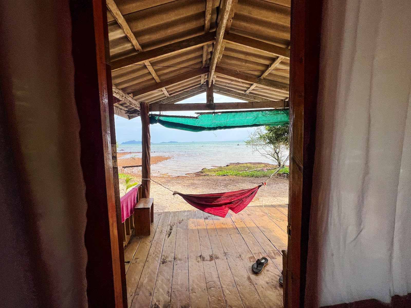 Menschenleerer Strand mit türkisem Wasser auf Koh Mak