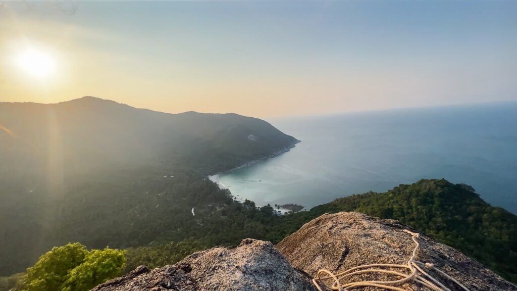 Sonnenuntergang über dem Meer vom Bottle Beach Viewpoint auf Koh Phangan