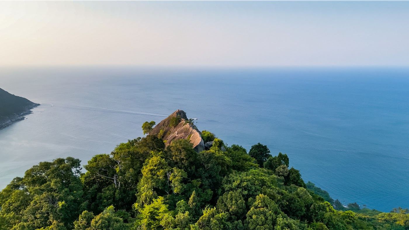 Blick von oben auf eine Bucht mit Strand im Norden von Koh Phangan
