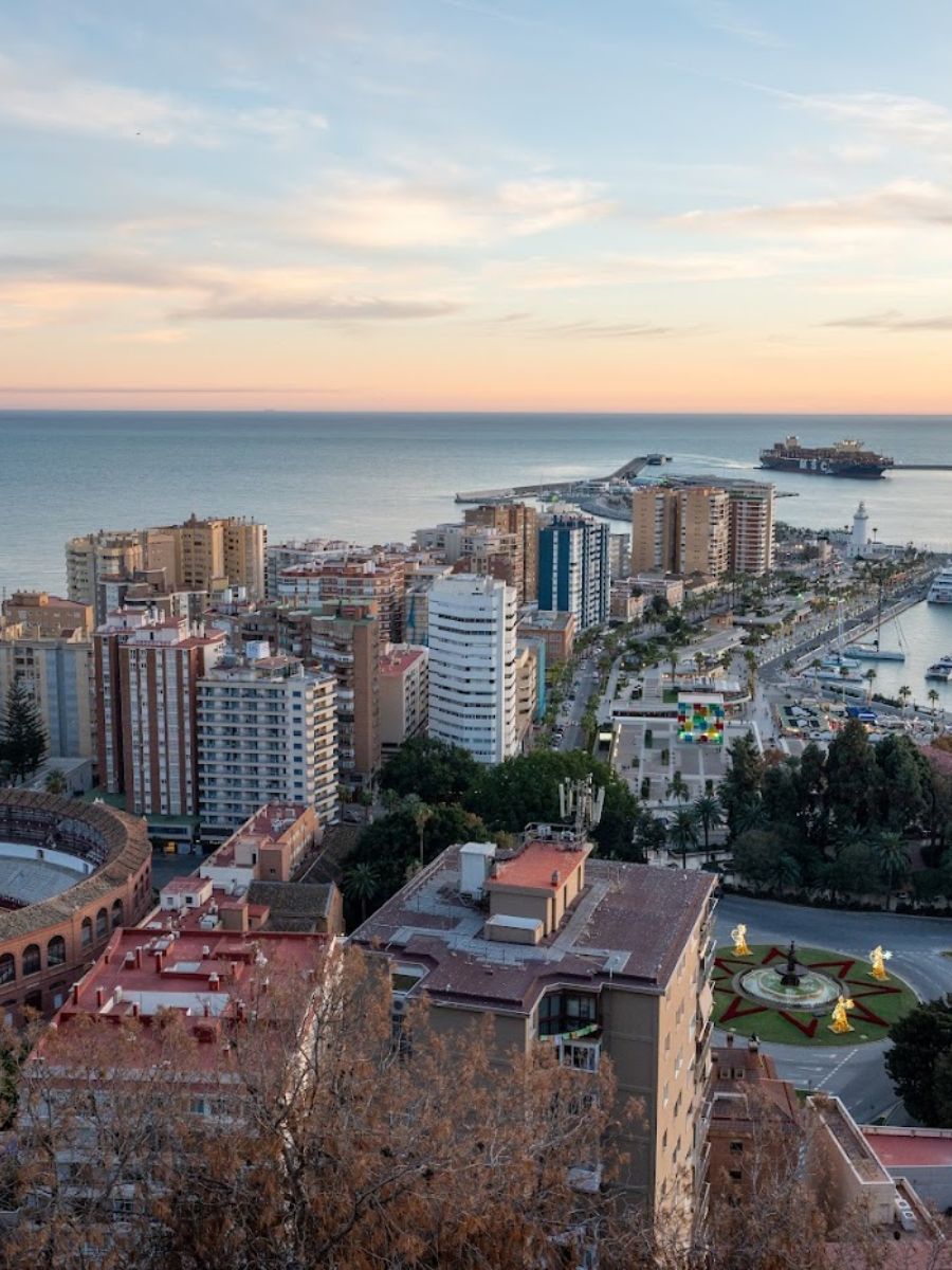 Málaga Sehenswürdigkeiten: Blick auf den Hafen und die Skyline