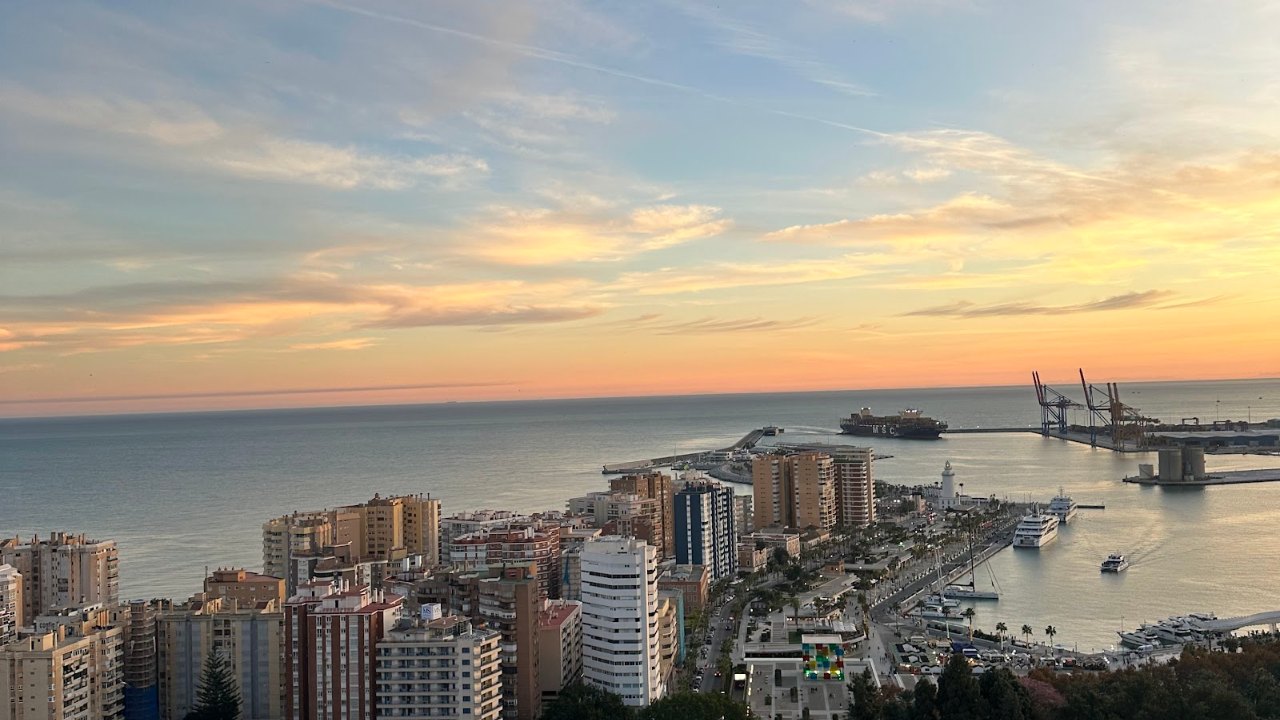 Málaga Sehenswürdigkeiten: Panorama mit Hafen und Skyline