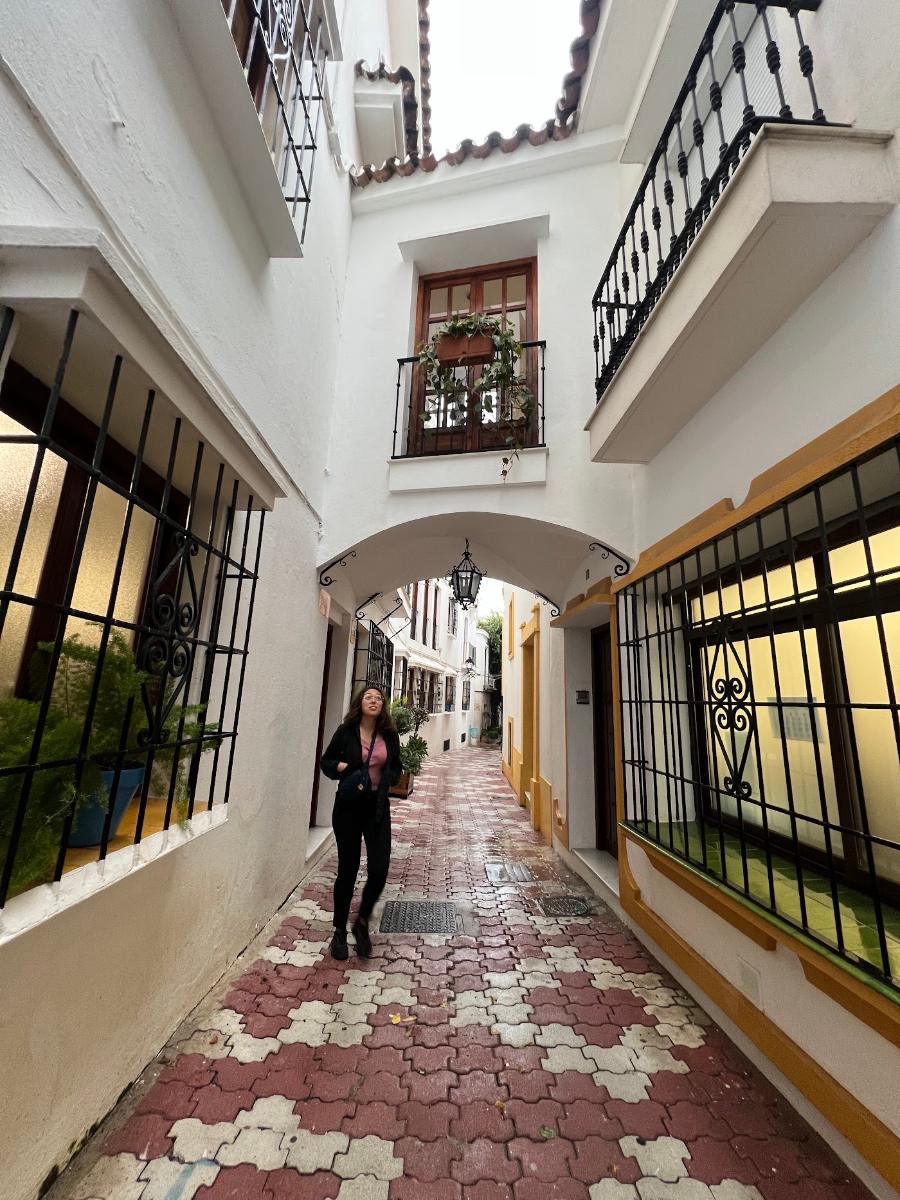 Überdachte Gasse in der Altstadt von Marbella
