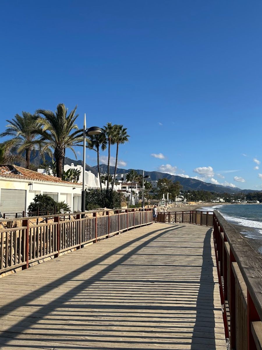 Hölzerne Strandpromenade am Strand von Marbella