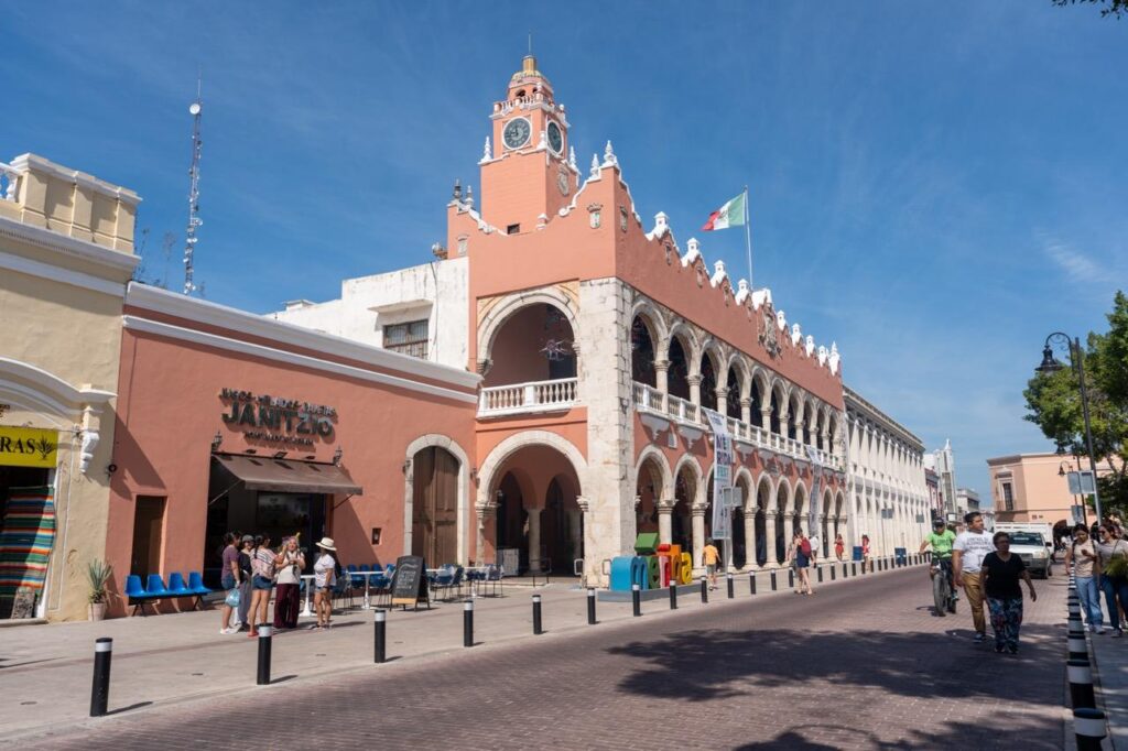 Kolonialer Palacio Municipal mit Uhrturm am Hauptplatz von Merida