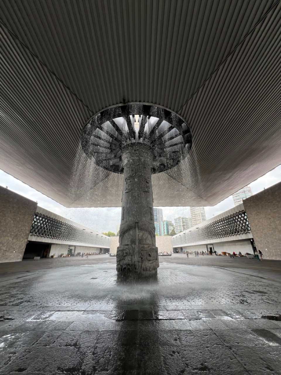 Paraguas-Brunnen im Innenhof des Anthropologie-Museums in Mexico City