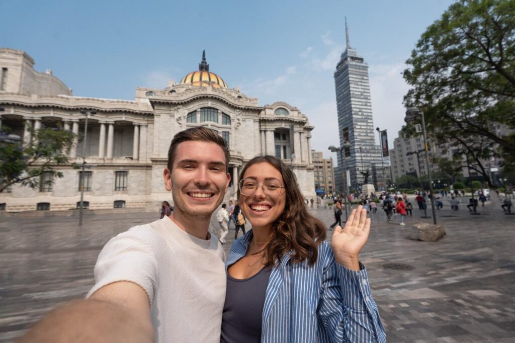 Paar-Selfie vor dem Palacio de Bellas Artes in Mexico City