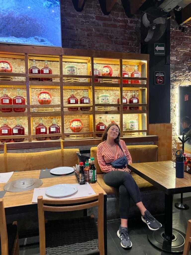 Frau am Tisch eines Izakaya-Restaurants in Mexico City