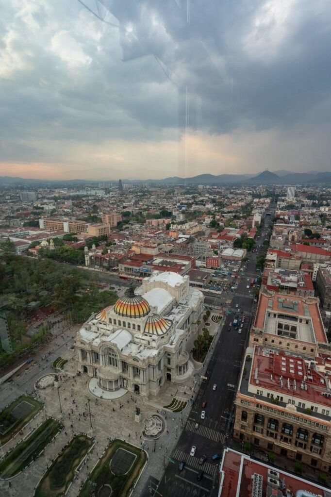 Luftaufnahme des Palacio de Bellas Artes ueber Mexico City