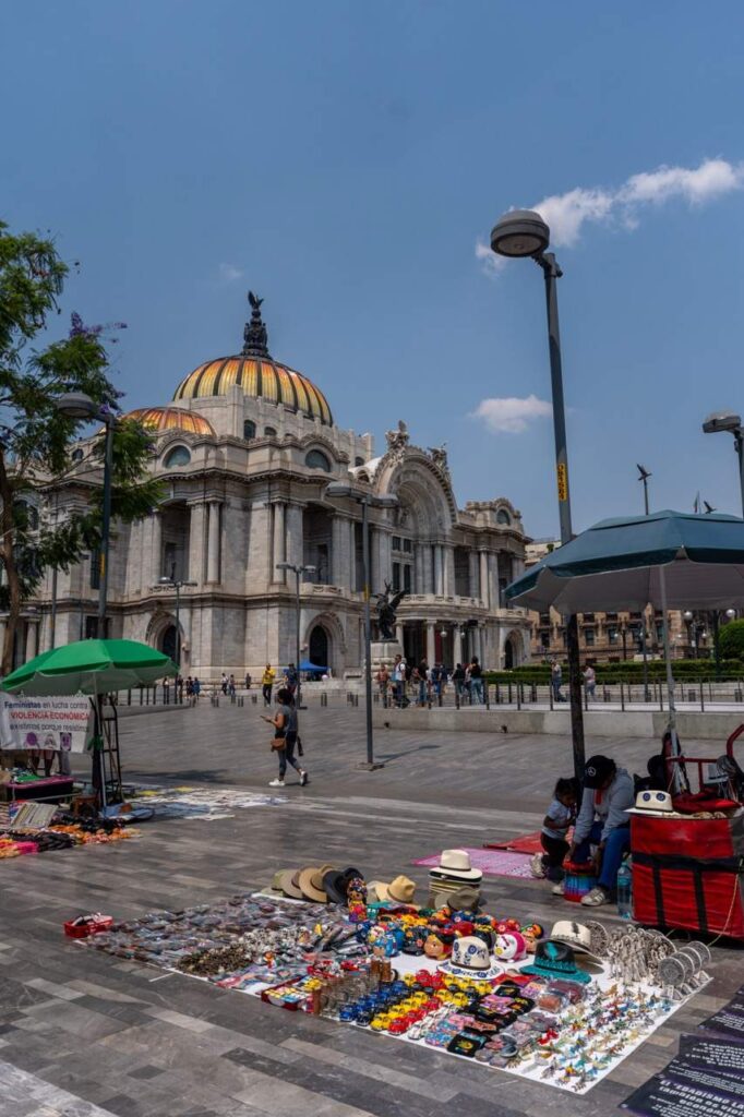 Palacio de Bellas Artes mit Souvenirstand in Mexico City