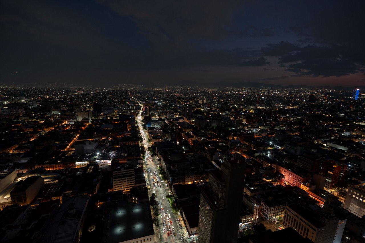 Mexico City Stadtteile bei Nacht mit beleuchteter Skyline aus der Vogelperspektive