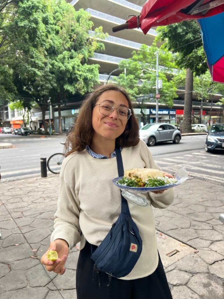 Frau isst Streetfood an einem Straßenstand in Mexico City