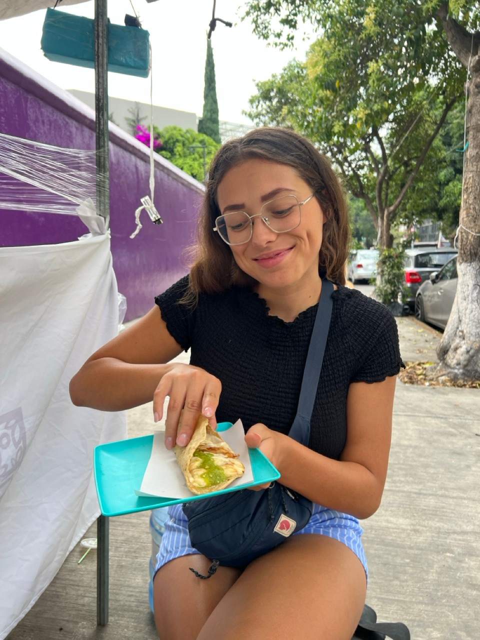 Frau isst Streetfood an einem Strassenstand in Mexico City