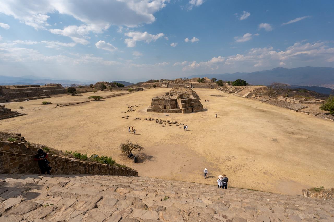 Grosser Platz von Monte Alban bei Oaxaca mit Zentralpyramide und Bergpanorama