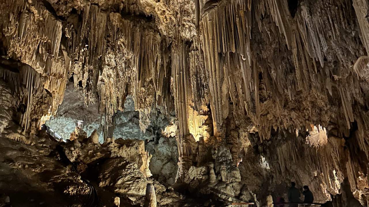 Gewaltige Tropfsteinformationen in der Höhle von Nerja