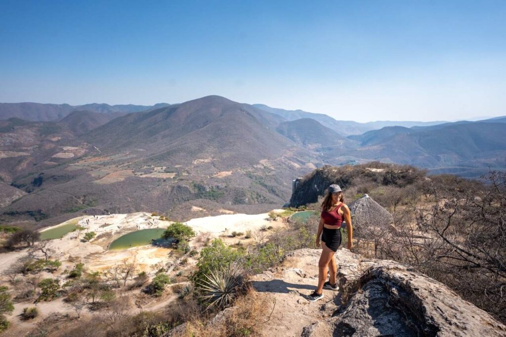 Frau an den Mineralbecken von Hierve el Agua mit Bergpanorama bei Oaxaca