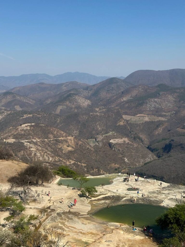 Mineralbecken von Hierve el Agua bei Oaxaca mit Bergpanorama