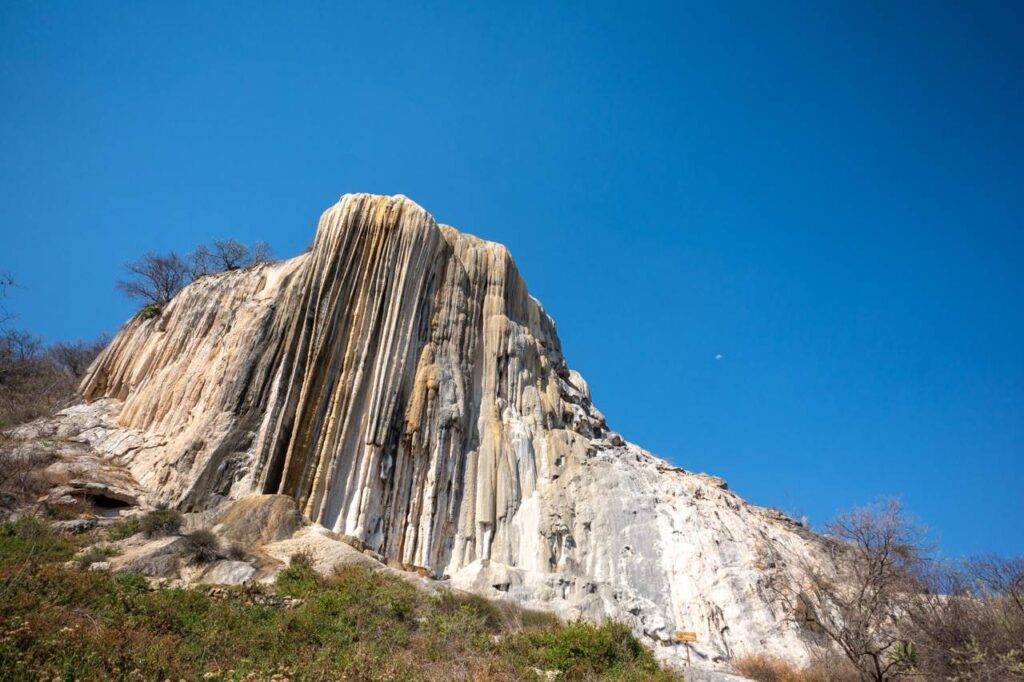 Versteinerter Wasserfall von Hierve el Agua vor blauem Himmel bei Oaxaca