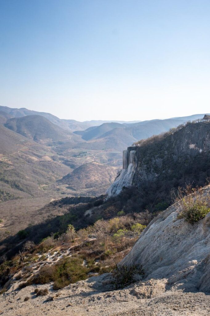 Blick ueber das Bergtal und den Felsen von Hierve el Agua bei Oaxaca