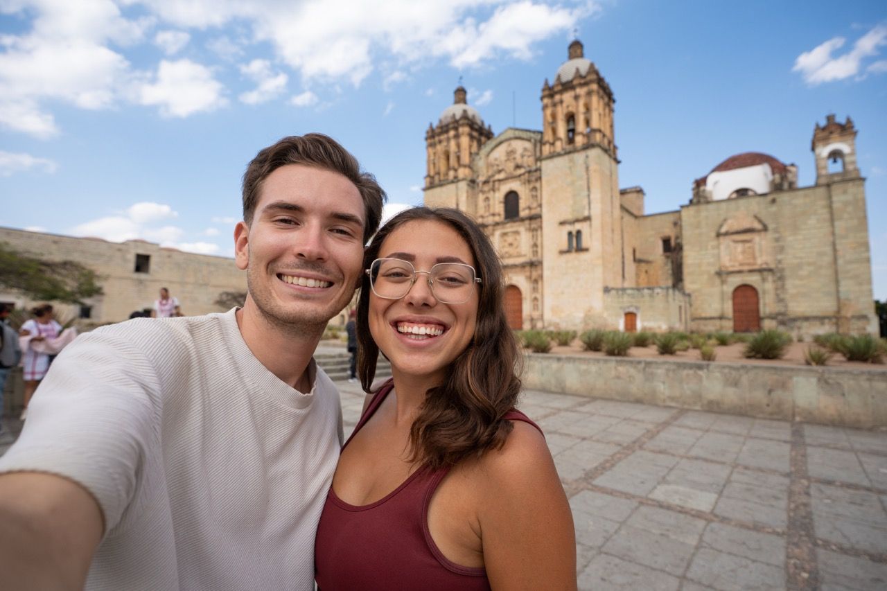 Paar macht Selfie vor der Kirche Santo Domingo in Oaxaca