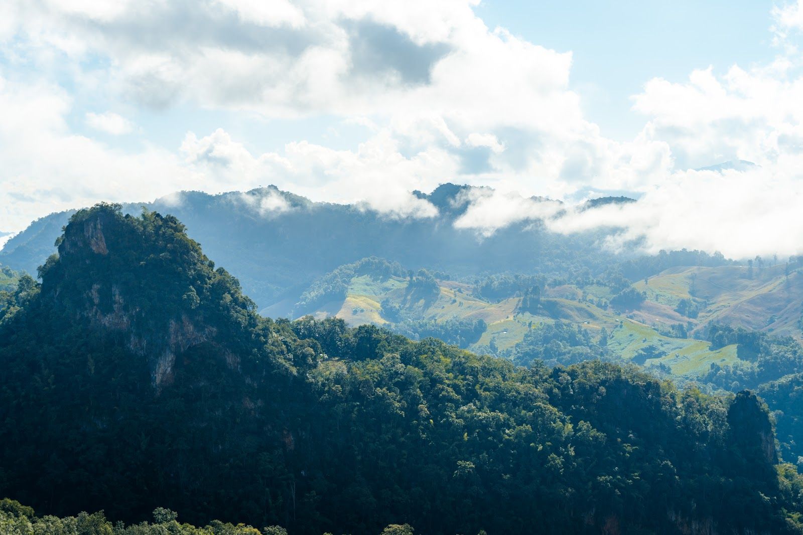 Grüne Karstberge in Nordthailand rund um Pai