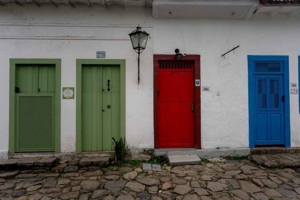 Bunte Türen an weißen Kolonialhäusern in Paraty