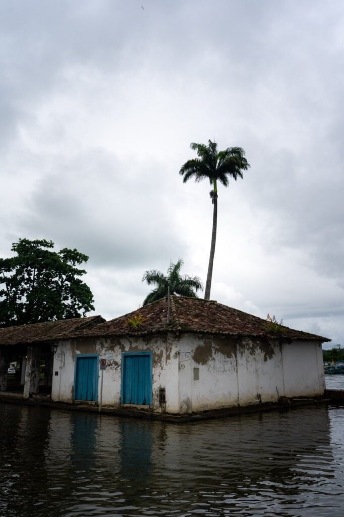 Weißes Kolonialhaus mit hoher Palme in Paraty