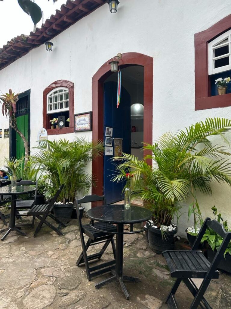 Restauranteingang mit Pflanzen in Paratys Altstadt