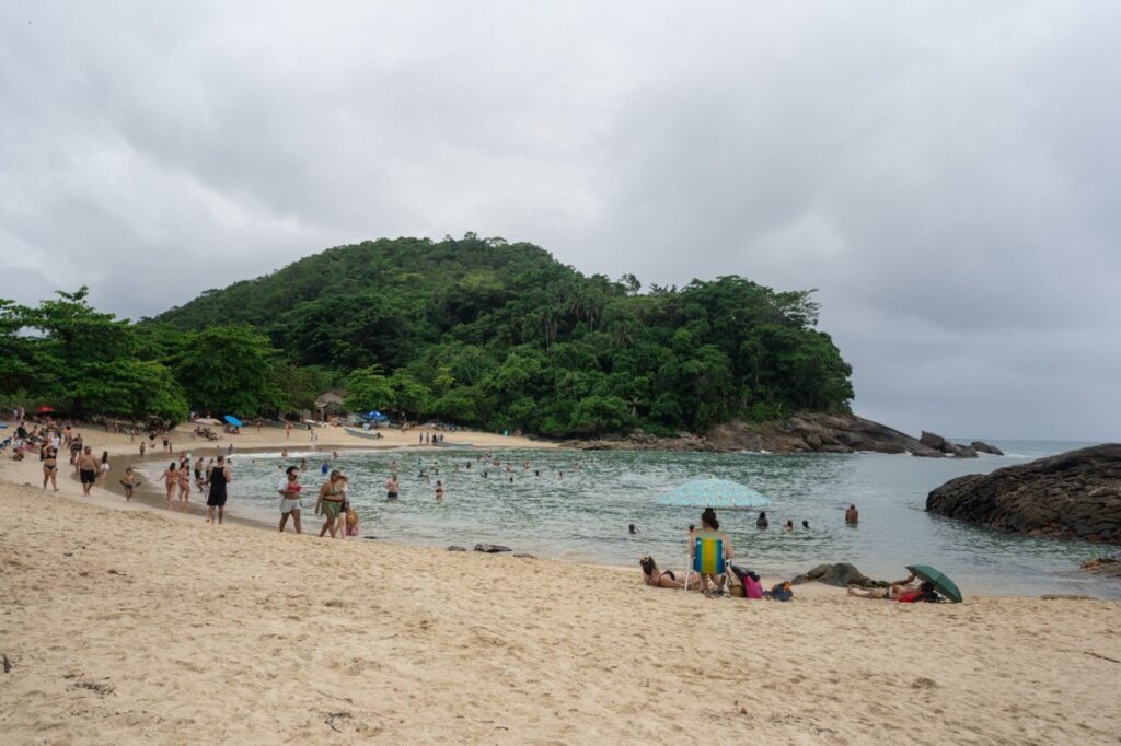 Strand in Trindade bei Paraty mit türkisem Wasser und grünen Hügeln