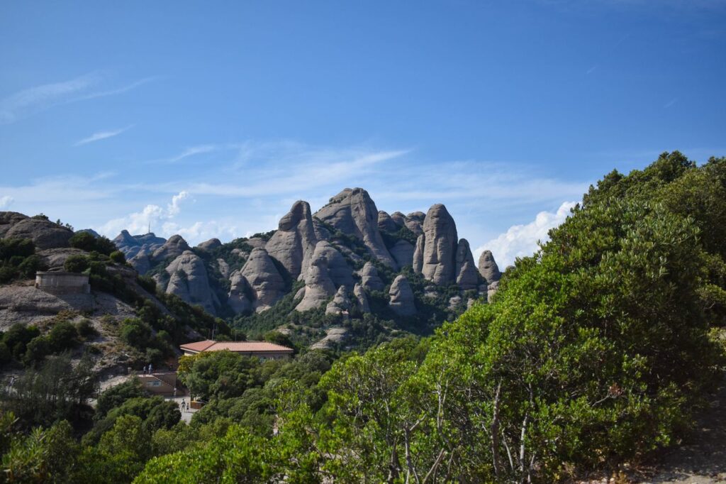 Bergkloster Montserrat mit den markanten Felsformationen in Katalonien