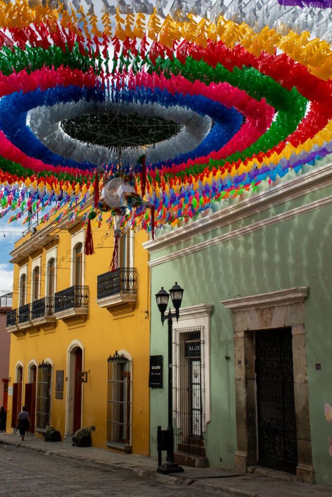 Bunter Straßenschmuck an Häusern in Oaxaca, letzte Etappe der Mexiko Rundreise 3 Wochen