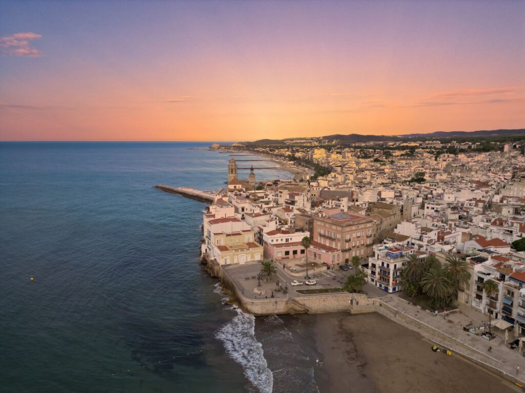 Luftaufnahme der Küstenstadt Sitges bei Sonnenuntergang südlich von Barcelona