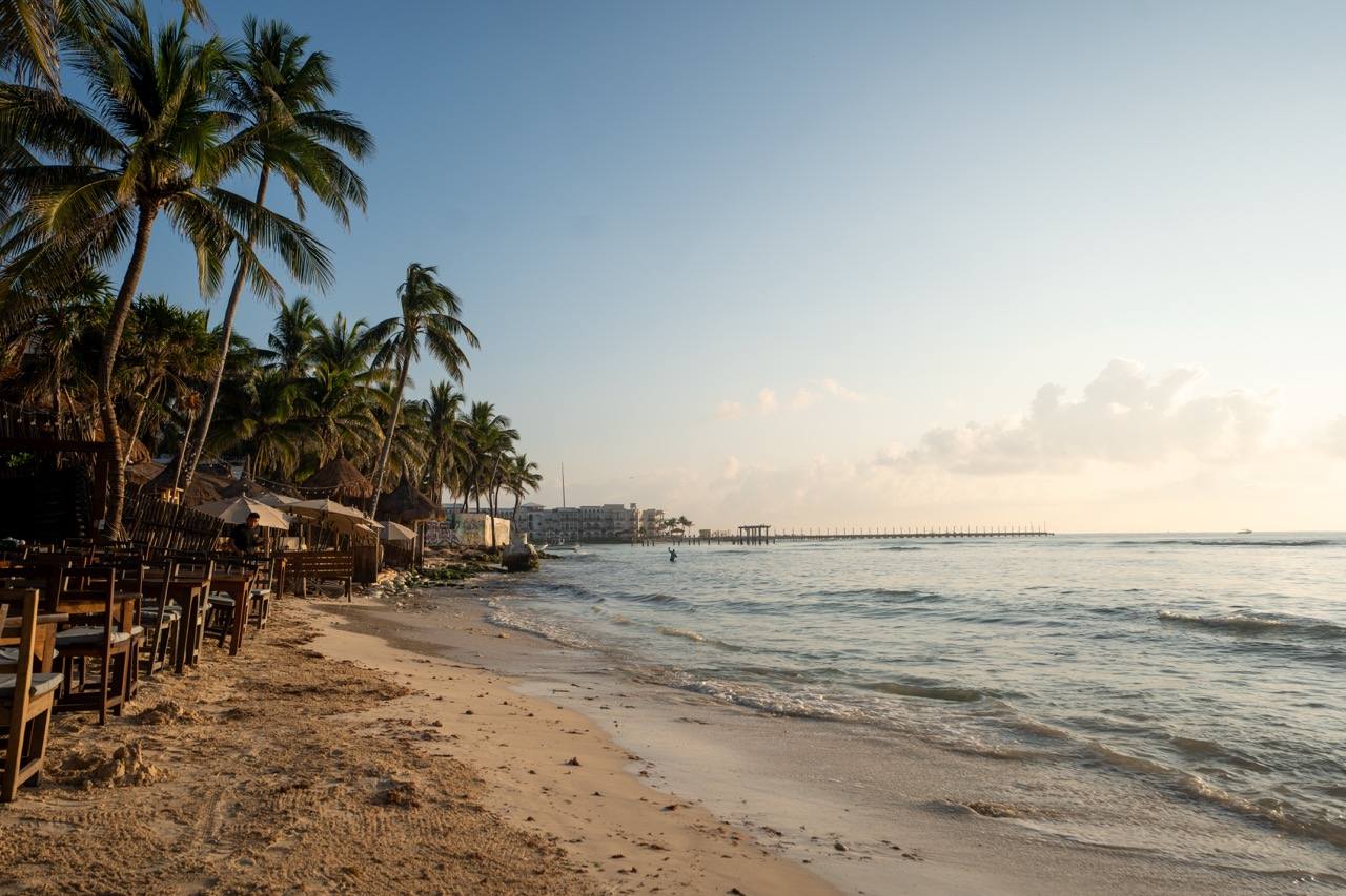 Palmenstrand mit Strandbar und Pier in Playa del Carmen