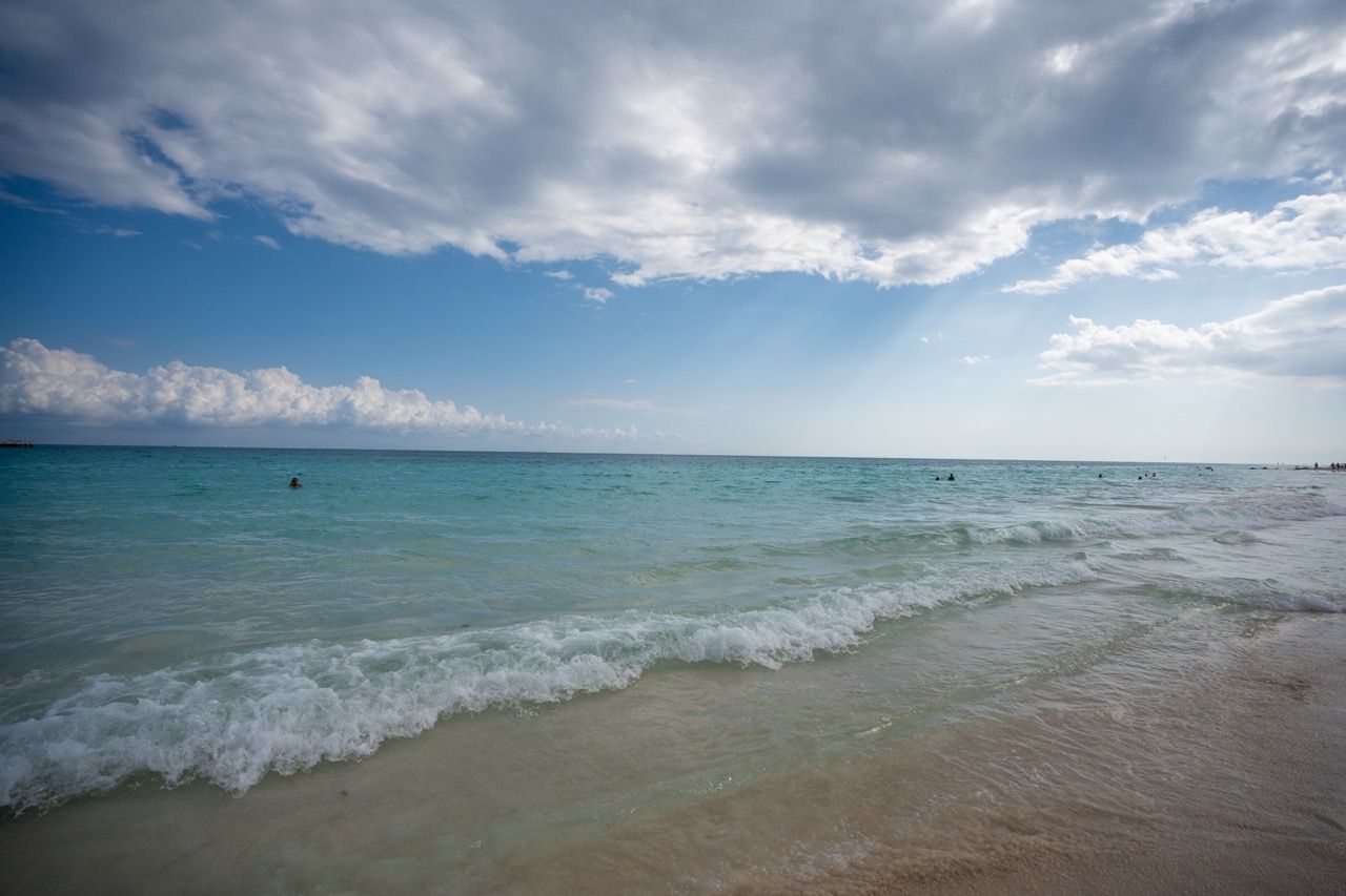 Karibikstrand in Playa del Carmen ohne Mexiko Seegras mit tuerkisem Meer
