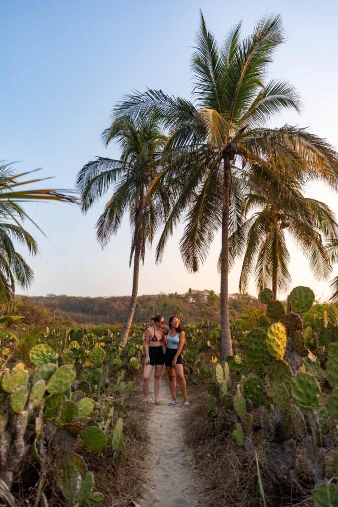 Zwei Frauen auf einem Pfad zwischen Kakteen in Puerto Escondido