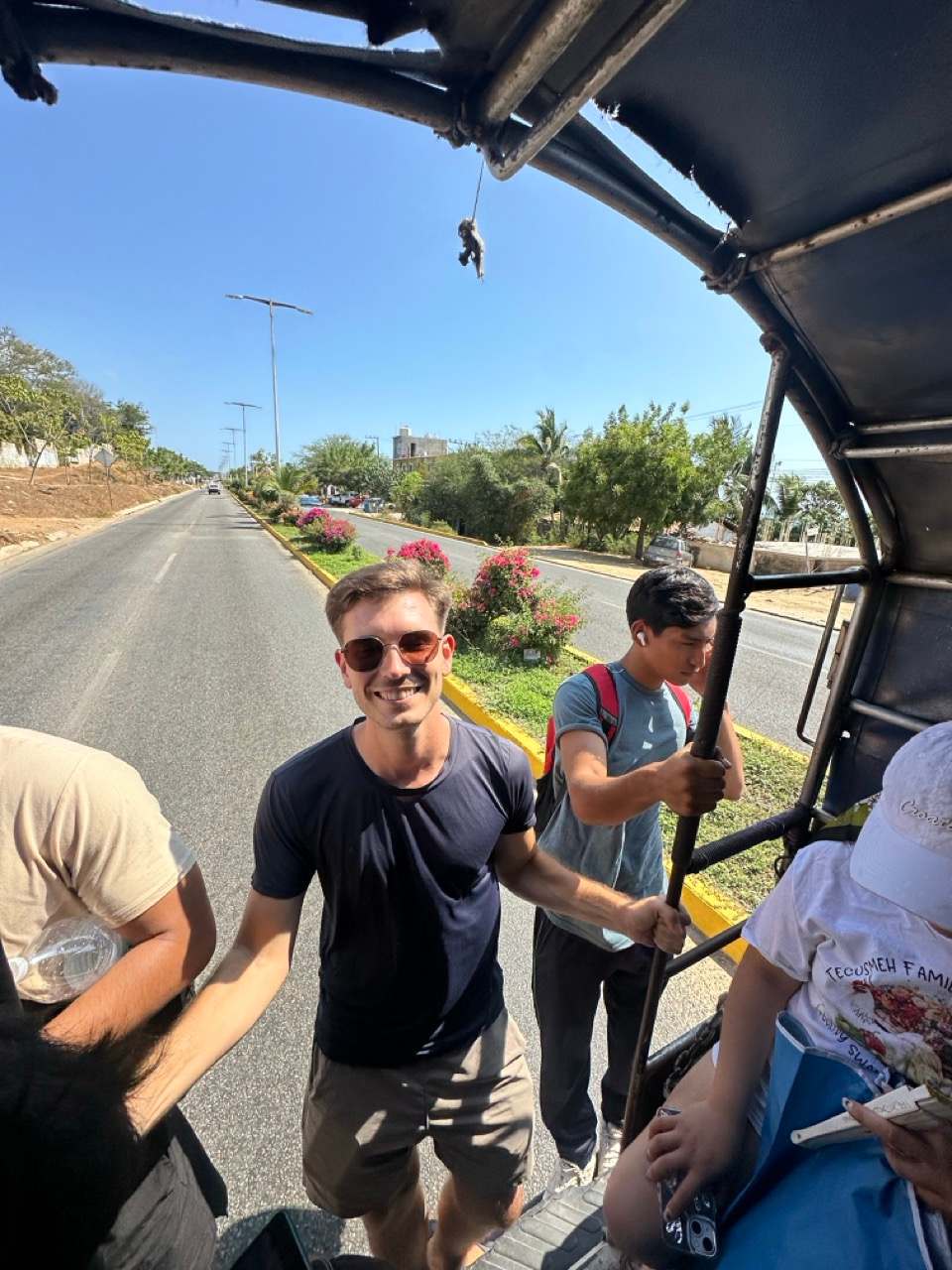 Selfie waehrend einer Mototaxi-Fahrt auf einer Strasse in Puerto Escondido
