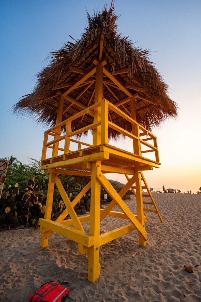 Gelber Rettungsschwimmerturm am Strand in Puerto Escondido