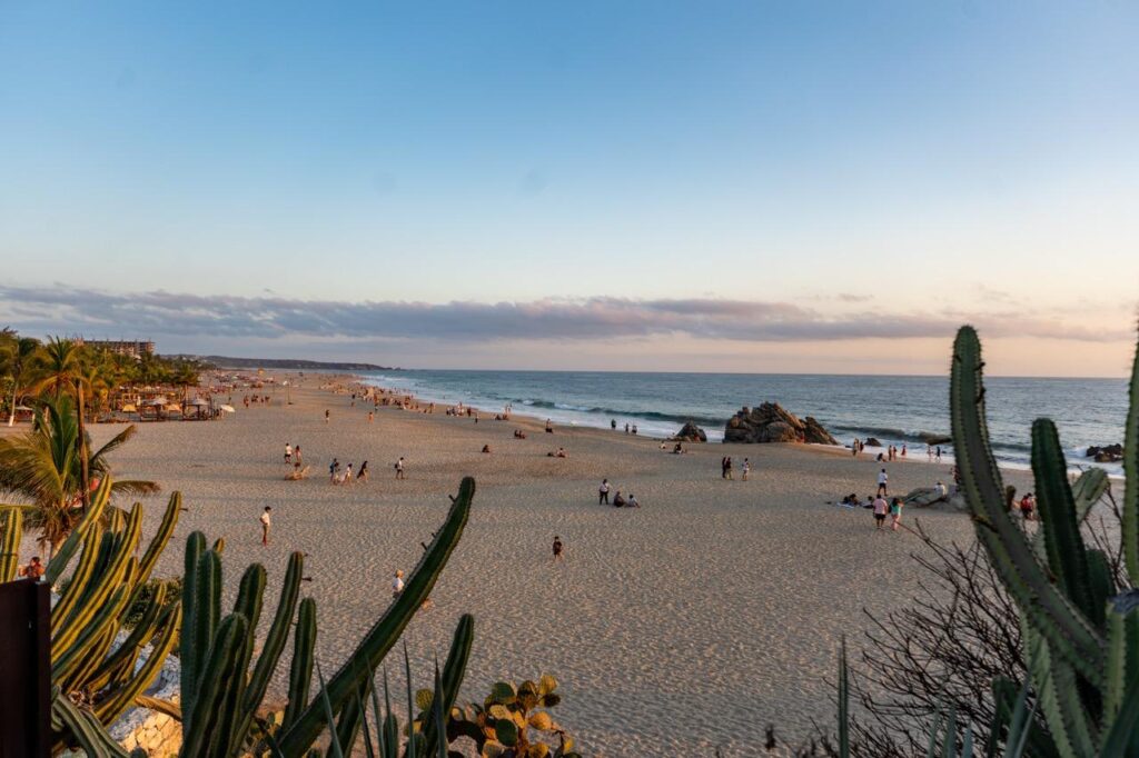 Sandstrand in Puerto Escondido, fünfte Etappe der Mexiko Rundreise 3 Wochen