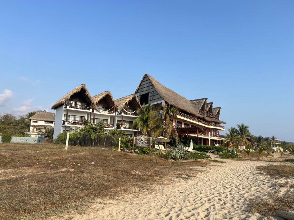 Strandhotel mit Palmdaechern direkt am Strand von Puerto Escondido