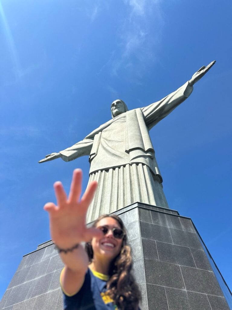 Die Christusstatue von unten in Rio de Janeiro