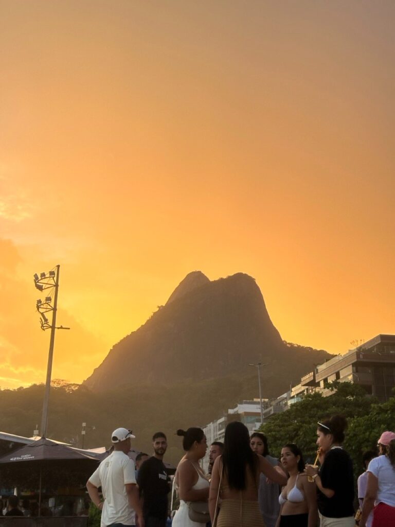 Die Dois Irmãos bei Sonnenuntergang in Rio de Janeiro