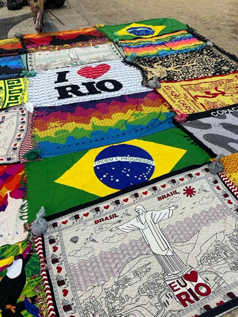 Brasilien-Flagge aus Sand am Strand von Rio de Janeiro